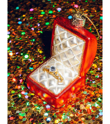 Glazen kerst decoratie rood mat trouwring doosje met diamant H9cm