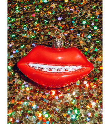 Ornament glass red opal lips w/dental braces H5cm