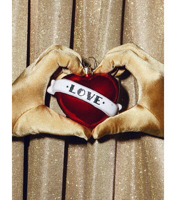 Glazen kerst decoratie rood parel hart met tekst love H8cm